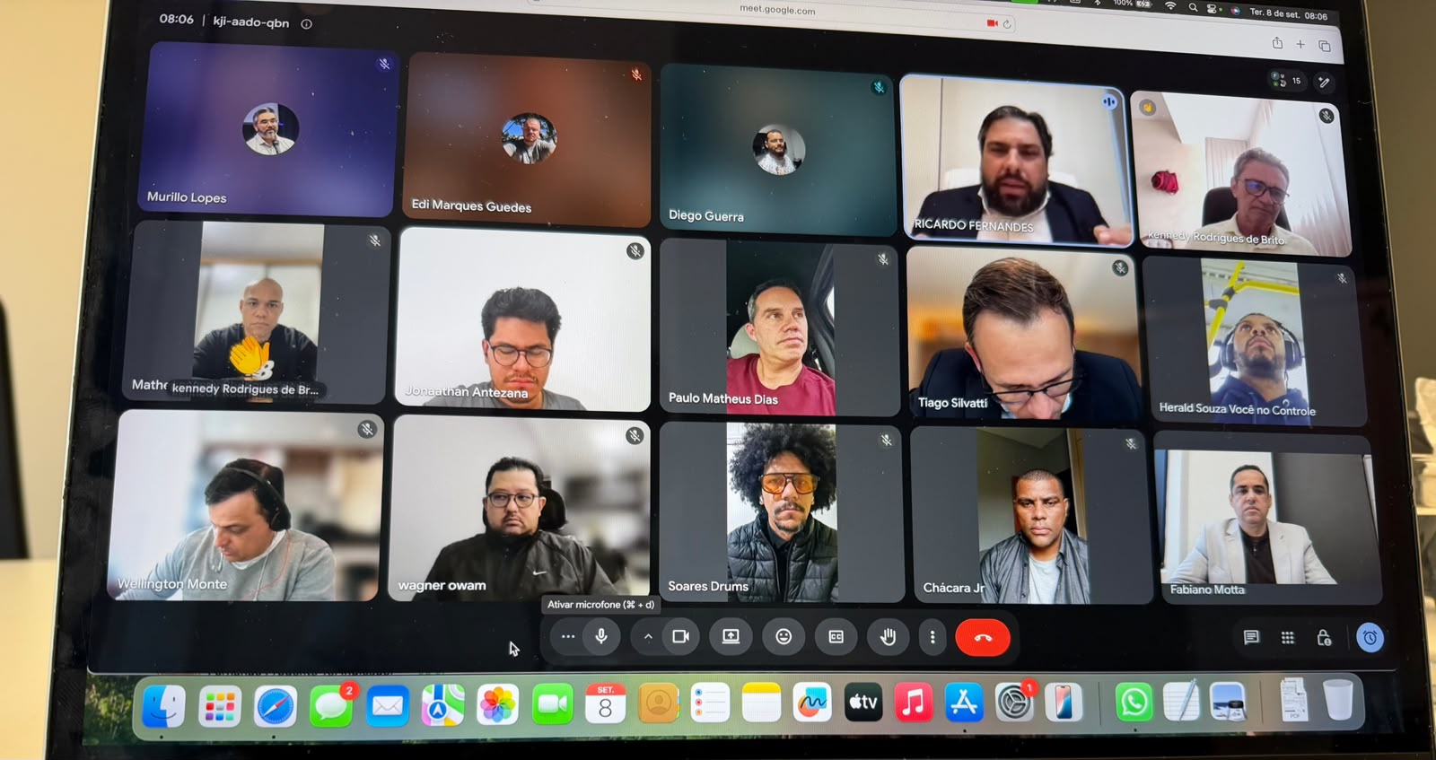 Homens participando de um encontro por videochamada
